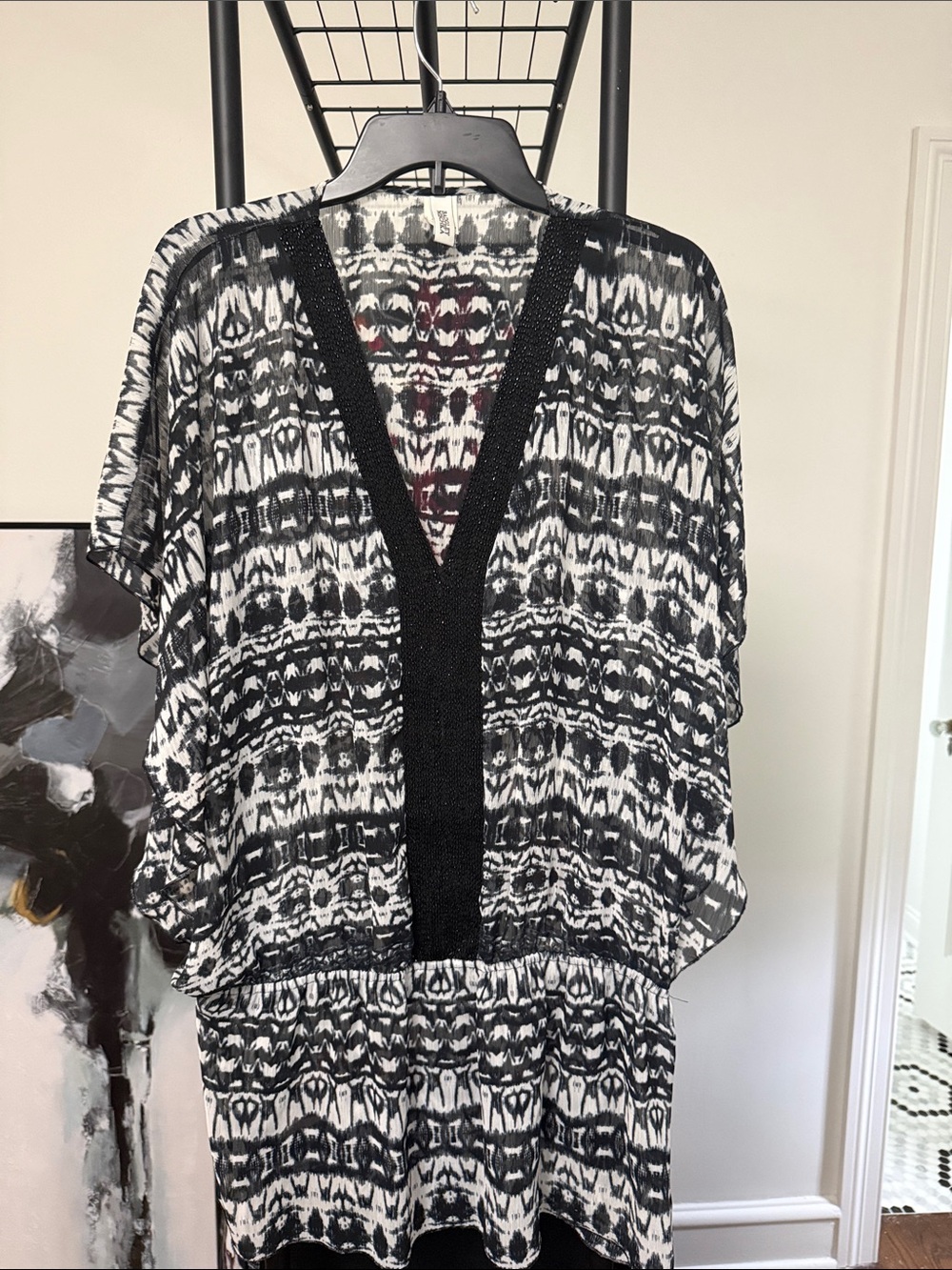 Badgley Mischka Black and White Patterned V-Neck Blouse